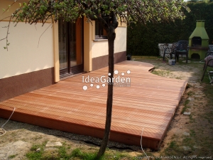 Widok z ogrodu na taras drewniany przy domu jednorodzinnym