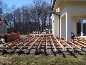 Prezentacja konstrukcji drewnianego tarasu w Hałcnowie