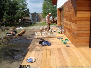 Prace nad budową tarasu z drewna Garapa na wykończeniu