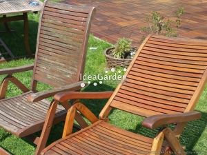Drewniane krzesła ogrodowe - przed i po odnowieniu