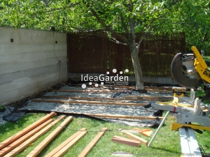 Etap montowania tarasu z drewna w ogrodzie
