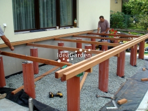 Przygotowanie konstrukcji pod montaż tarasu z drewna Bangkirai