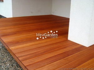 Efekt pracy Idea Garden – taras z drewna Bangkirai na skarpie.