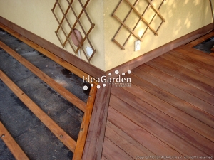 Drewno rodzaju Massaranduba - zbliżenie na róg budynku z tarasem