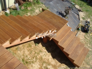 Widok na schody drewniane prowadzące na taras