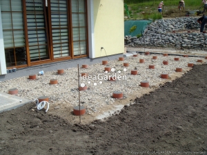 Słupy z betonem przygotowane pod montaż tarasu