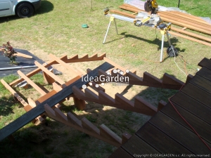 Pierwsze elementy konstrukcyjne drewnianych schodów tarasowych